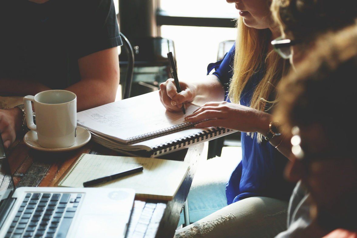Reunião de trabalho em torno de uma mesa